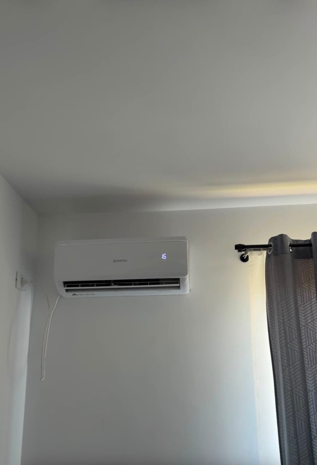Unitate interioară Vortex montată pe perete, într-un apartament
